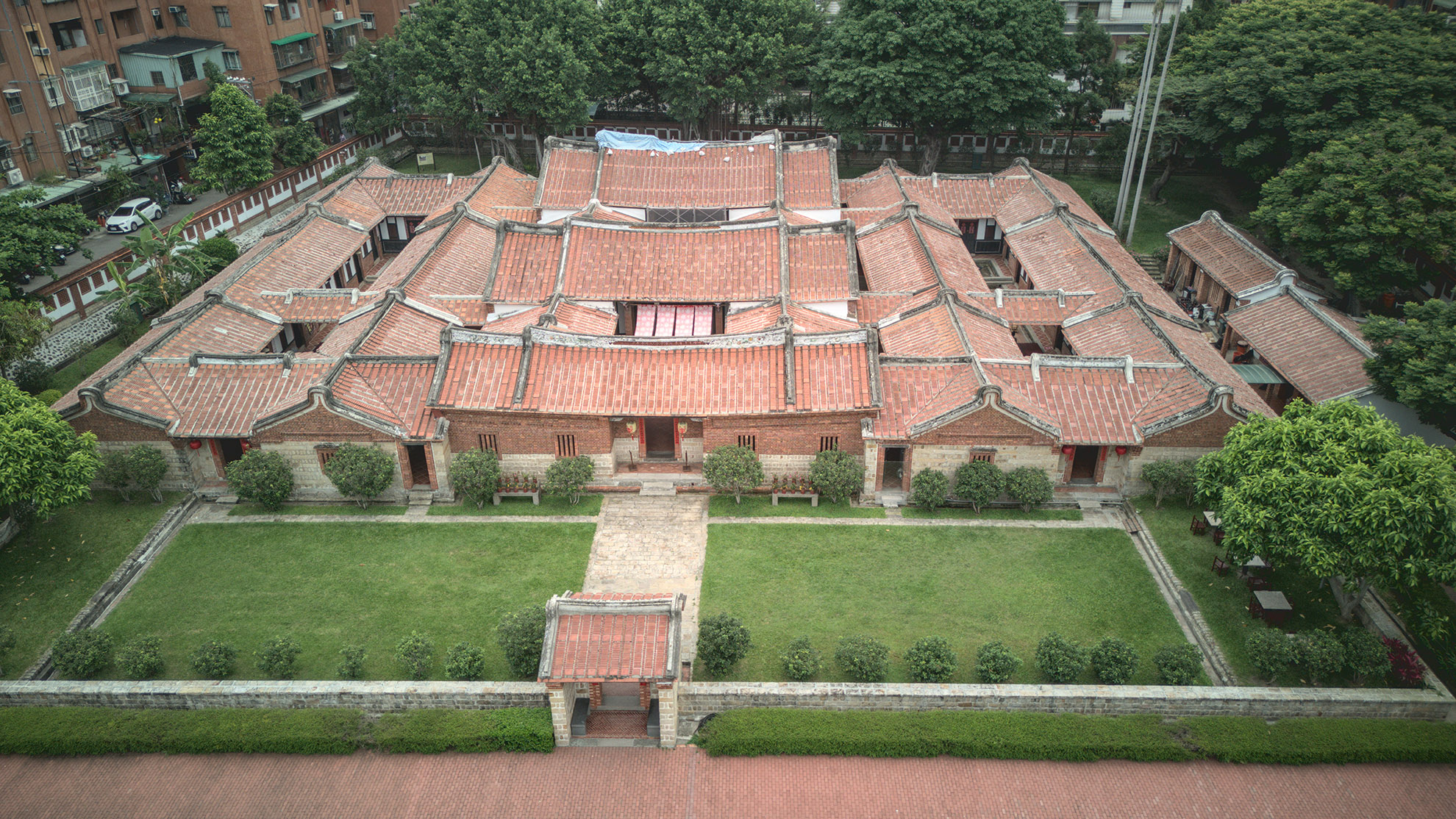 Vue d'ensemble de la demeure. Le dommage le plus significatif est le renversement du faîte de toit maçonné (yaodou) de la salle des ancêtres (gongmating). Divers murs présentent également des fissures. 